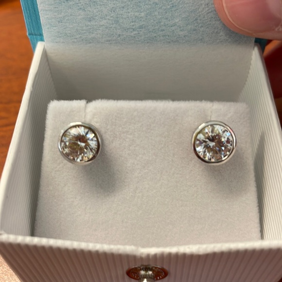4ct Swarovski Crystal Stud Earrings - Picture 1 of 3